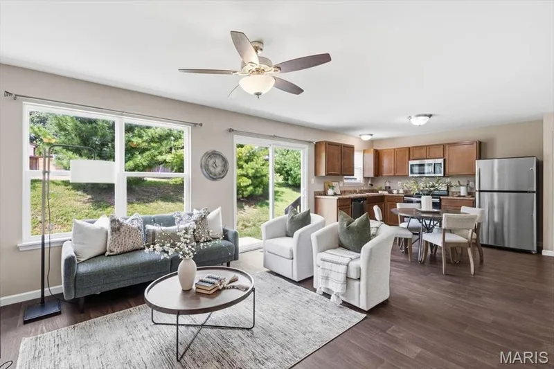 27 Loris Lane, St Charles, MO 63303 — listing photo 3 of 32