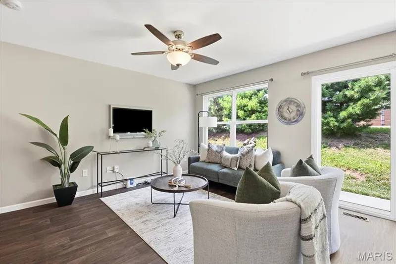 27 Loris Lane, St Charles, MO 63303 — listing photo 4 of 32