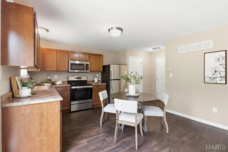 27 Loris Lane, St Charles, MO 63303 — listing photo 7 of 32