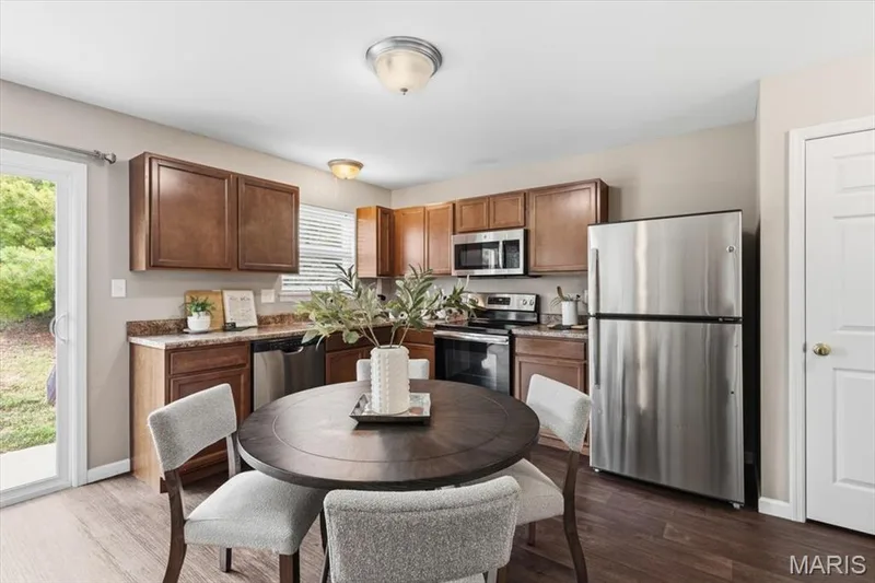 27 Loris Lane, St Charles, MO 63303 — listing photo 11 of 32