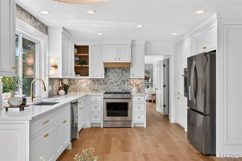 beautiful matching engineered hardwood floor throughout. Simple added details like under cabinet lighting and upgraded crown molding. — 2251 Whitby Road, Chesterfield, MO 63017
