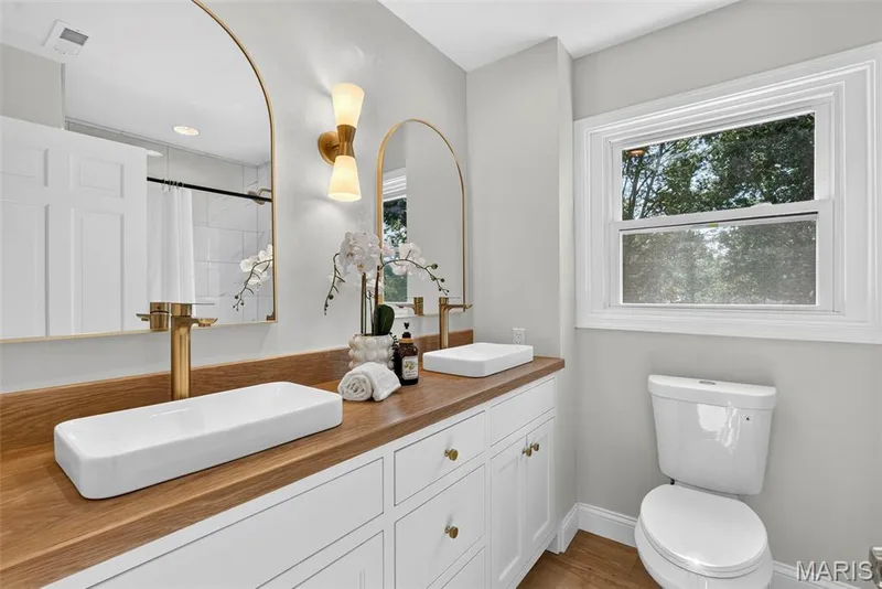second bathroom shared between the three additional bedrooms upstairs. — 2251 Whitby Road, Chesterfield, MO 63017