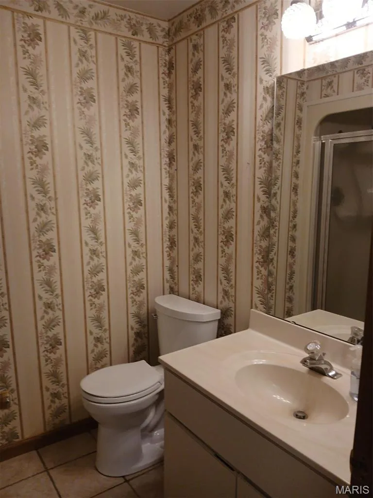 Hall Bathroom with Shower. — 2498 Fox Bridge Court #19, Lake St. Louis, MO 63367