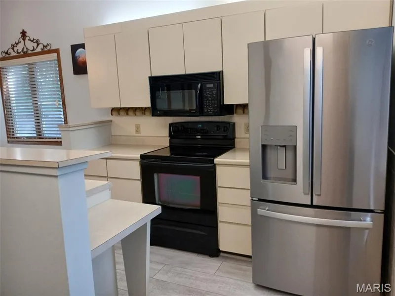 Main Appliances can stay with Home. — 2498 Fox Bridge Court #19, Lake St. Louis, MO 63367
