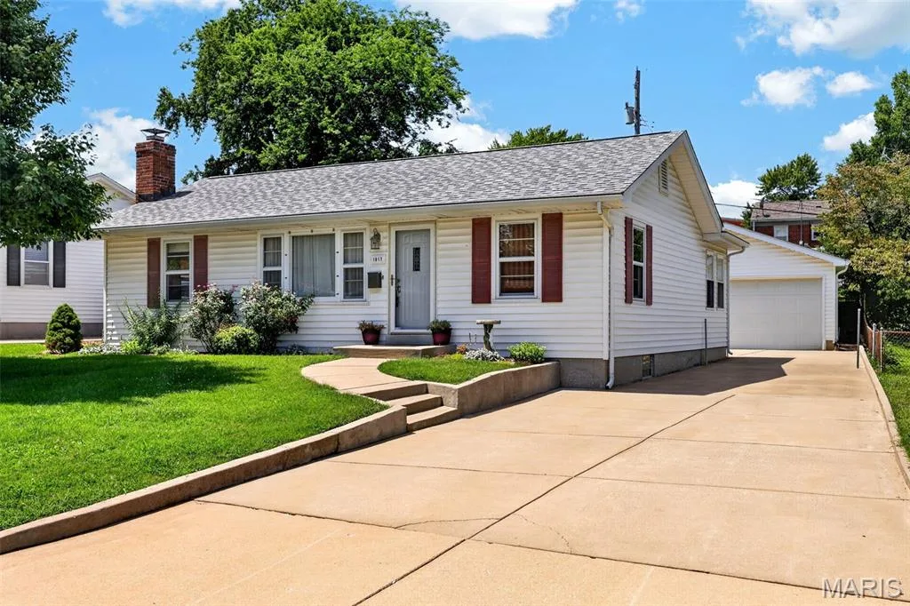 1817 W Clark Street, St Charles, MO 63301 — listing photo 1 of 41