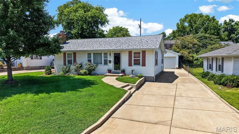1817 W Clark Street, St Charles, MO 63301 — listing photo 3 of 41