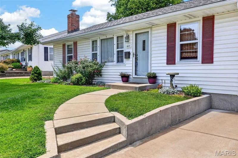 1817 W Clark Street, St Charles, MO 63301 — listing photo 4 of 41