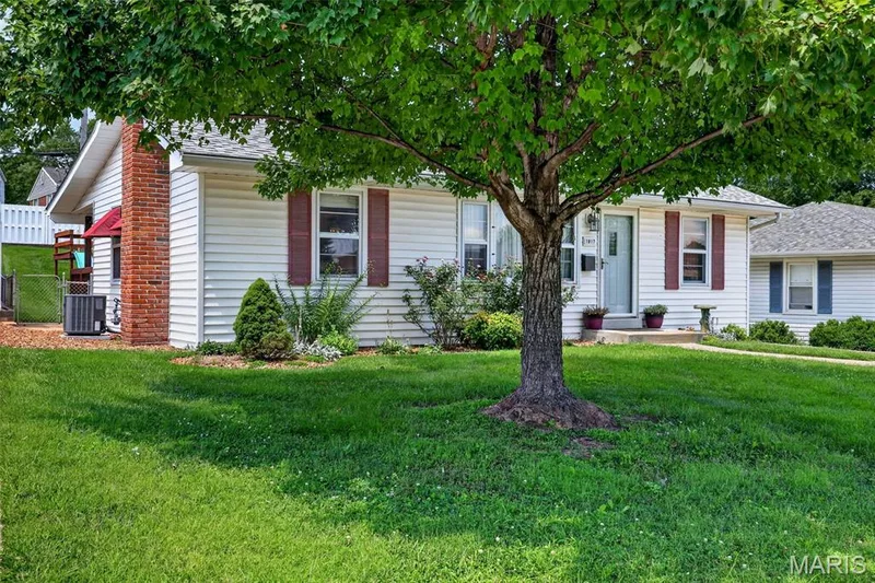 1817 W Clark Street, St Charles, MO 63301 — listing photo 5 of 41