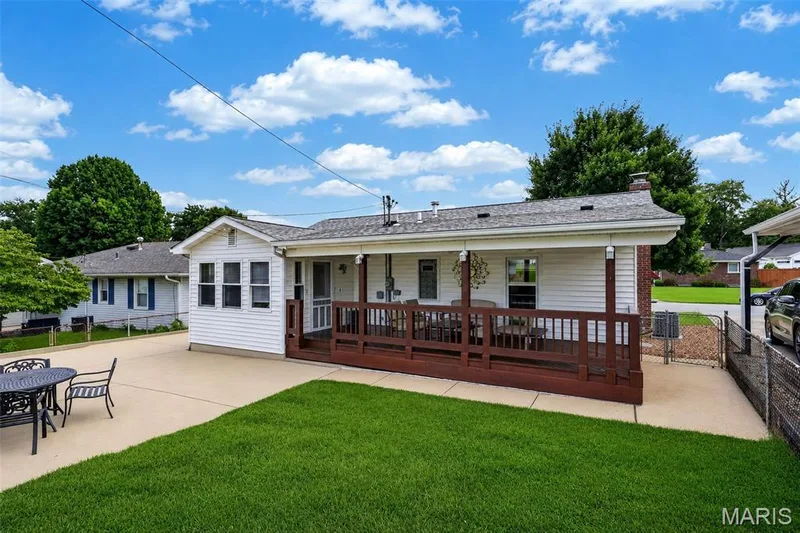 1817 W Clark Street, St Charles, MO 63301 — listing photo 7 of 41