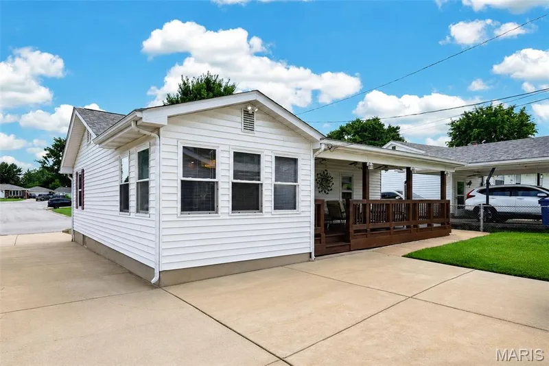 1817 W Clark Street, St Charles, MO 63301 — listing photo 6 of 41