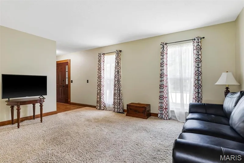13 Tremaine Court, St Charles, MO 63304 — listing photo 6 of 27