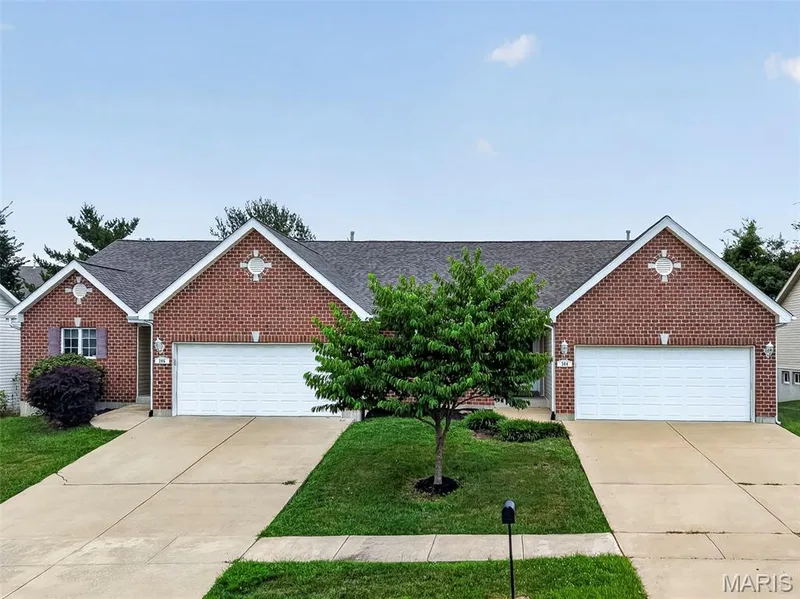 384-386 Shadow Pines Drive, Wentzville, MO β listing photo 1