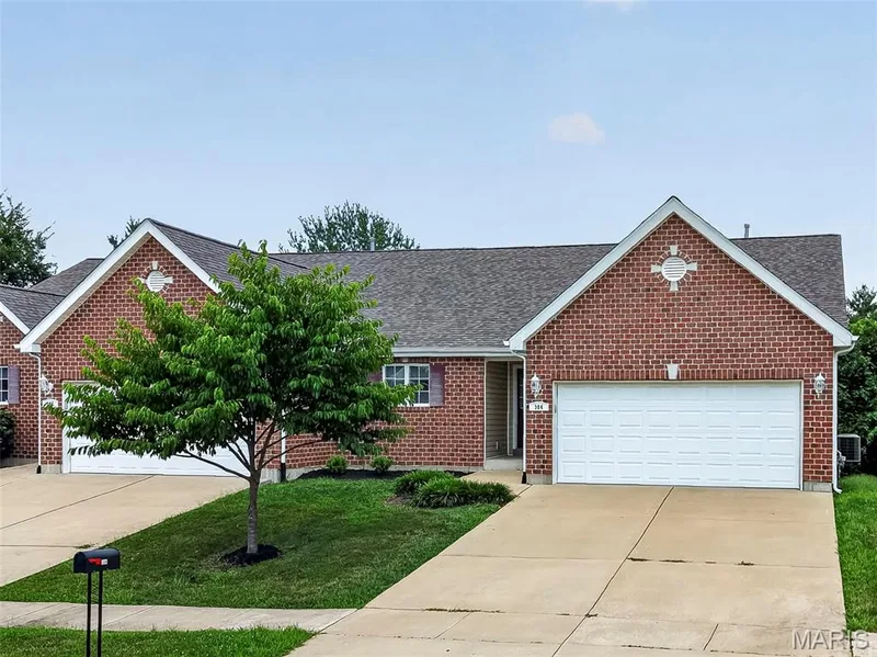 384-386 Shadow Pines Drive, Wentzville, MO 63385 — listing photo 3 of 73