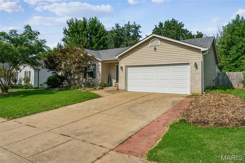 871 Molloy Drive, O'Fallon, MO 63366 — listing photo 2 of 35