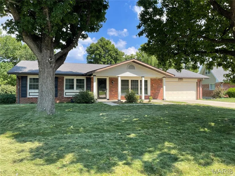 7 Greymore Drive, Chesterfield, MO — listing photo 1