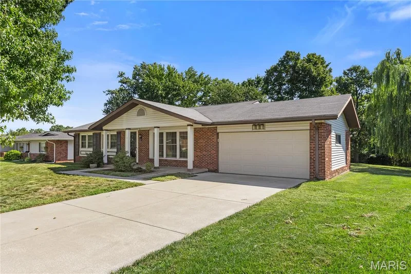 7 Greymore Drive, Chesterfield, MO 63017 — listing photo 2 of 26