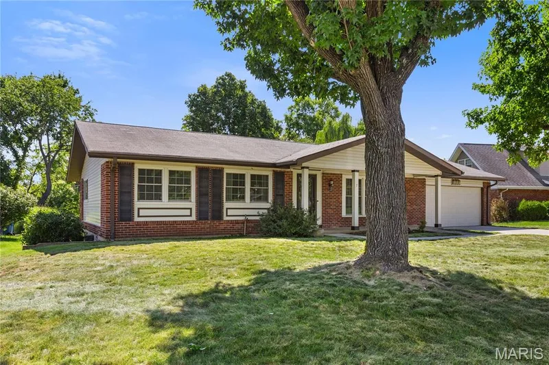 7 Greymore Drive, Chesterfield, MO 63017 — listing photo 3 of 26