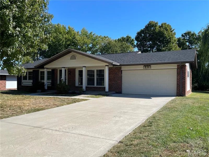 7 Greymore Drive, Chesterfield, MO 63017 — listing photo 2 of 24