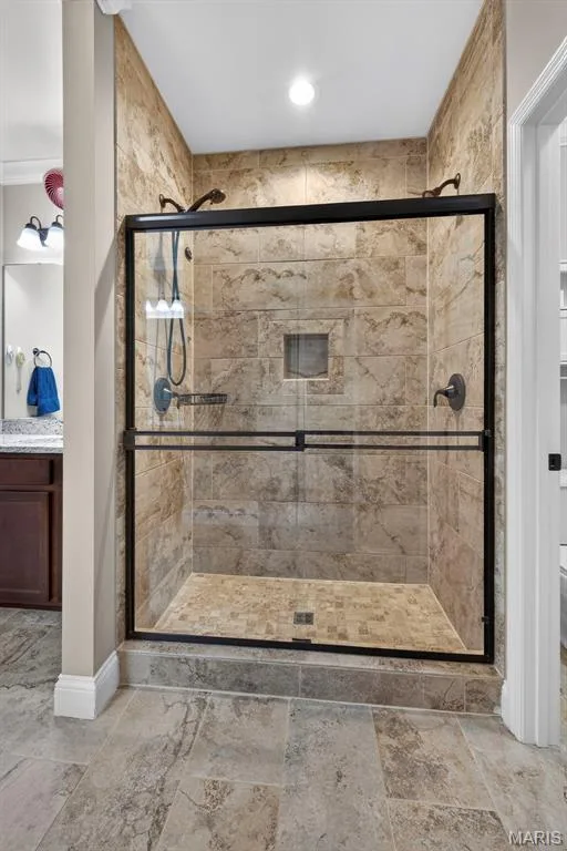 Oversize shower with floor to ceiling tile surround — 103 Pomodora Circle, Wentzville, MO 63385