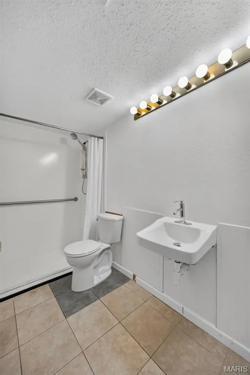 SHARED FULL BATH — 1440 Heritage Landing #201, St Charles, MO 63303