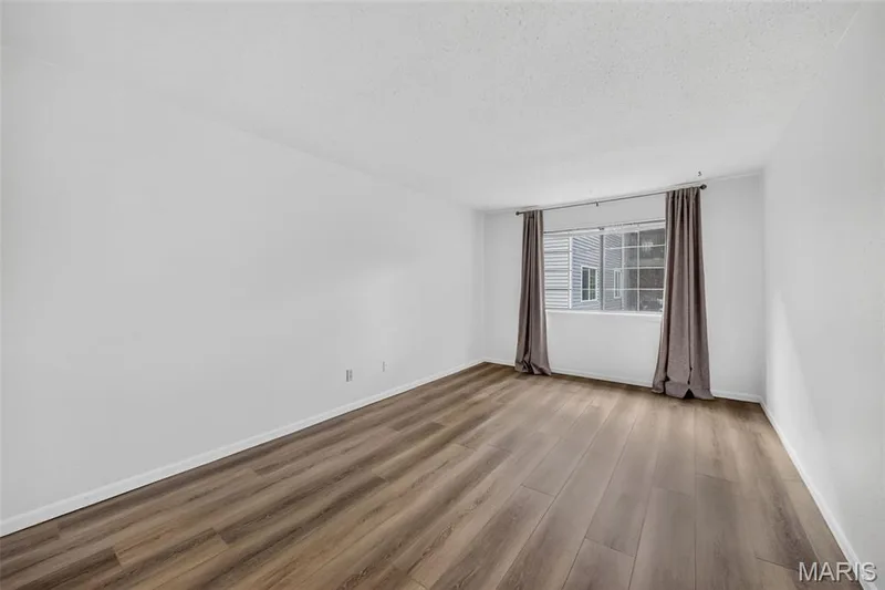 PRIMARY BEDROOM WITH ENSUITE FULL BATH — 1440 Heritage Landing #201, St Charles, MO 63303