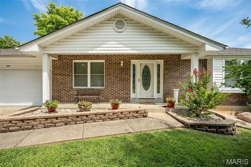 4209 Chisholm Trail Drive, St Charles, MO 63304 — listing photo 2 of 27