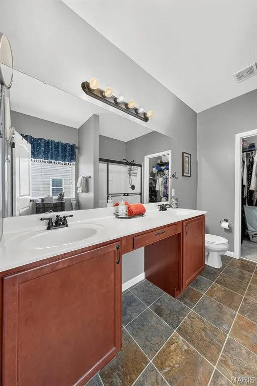 Dual bowl vanity top and walk-in closet. — 1125 Crystal Creek Parkway, Wentzville, MO 63385