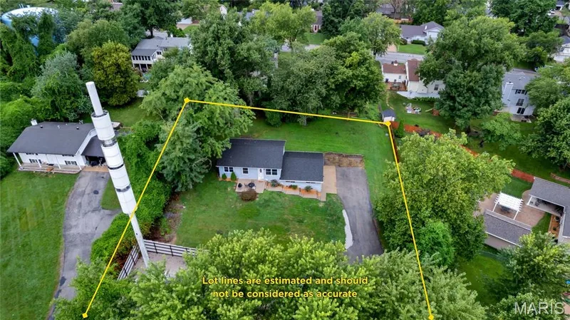 Lot lines in picture are approximated and should not be considered 100% accurate — 324 Westminster Drive, St Peters, MO 63376