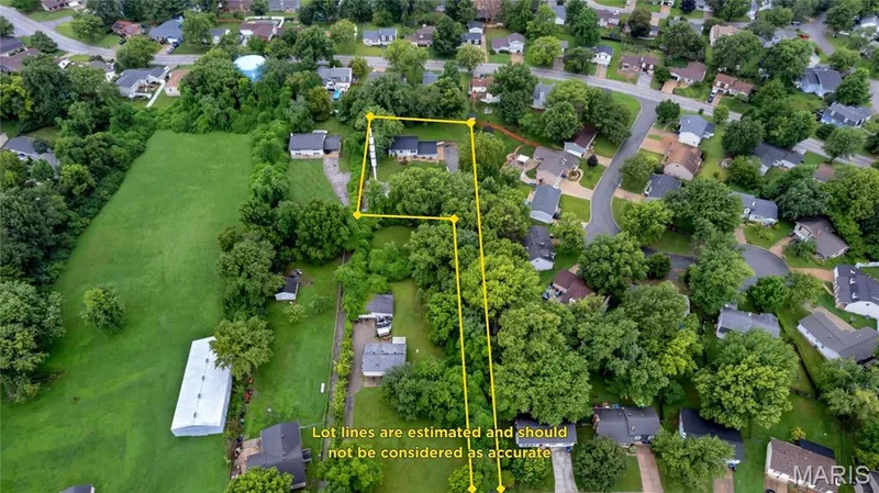 Lot lines in picture are approximated and should not be considered 100% accurate — 324 Westminster Drive, St Peters, MO 63376