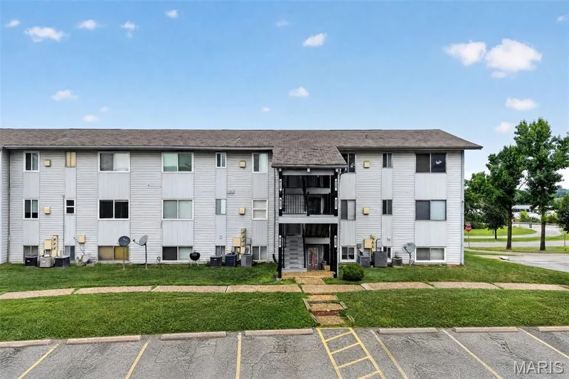 1823 Gascony Parc Drive #1823, Lake St. Louis, MO 63367 — listing photo 6 of 23