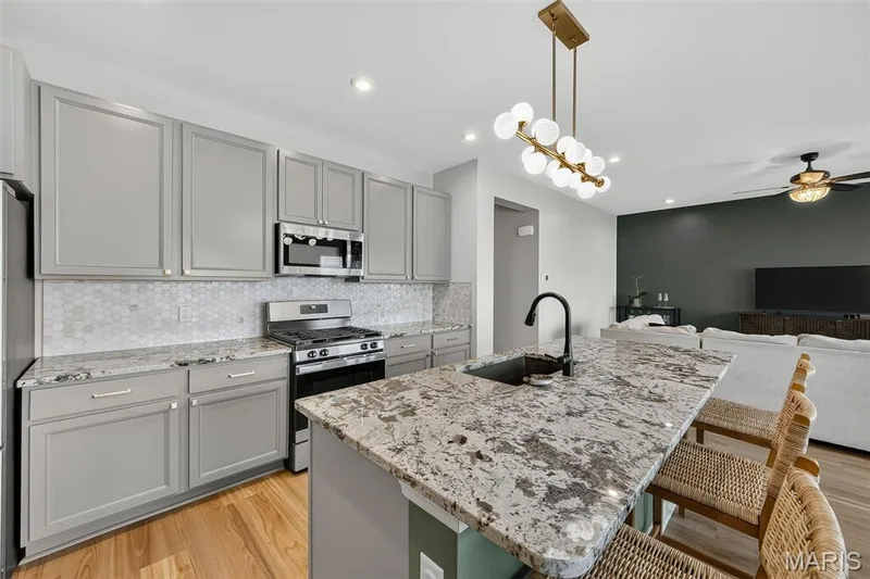 Granite counter top with bottle/glass cleaner built in! — 2211 Eagle River Drive, O'Fallon, MO 63366