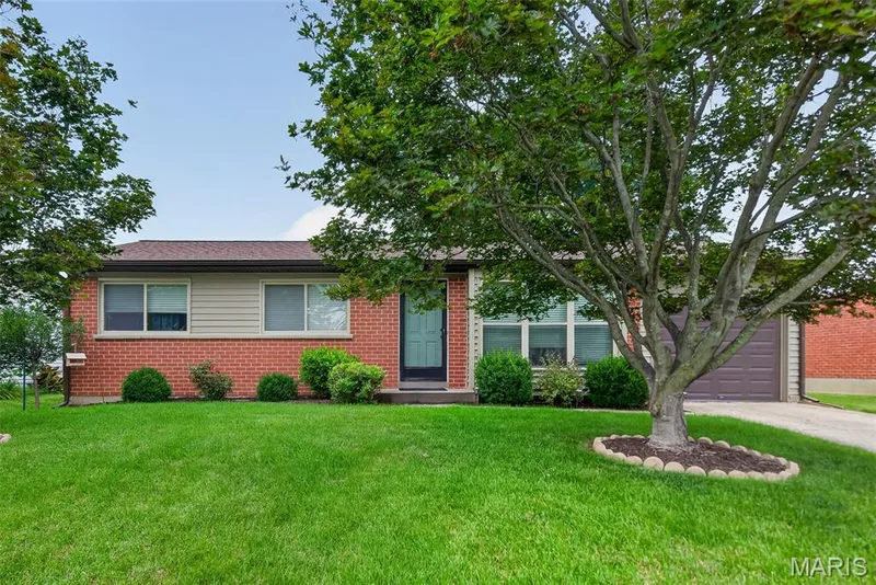 3210 Catesby Lane, St Charles, MO 63301 — listing photo 2 of 25