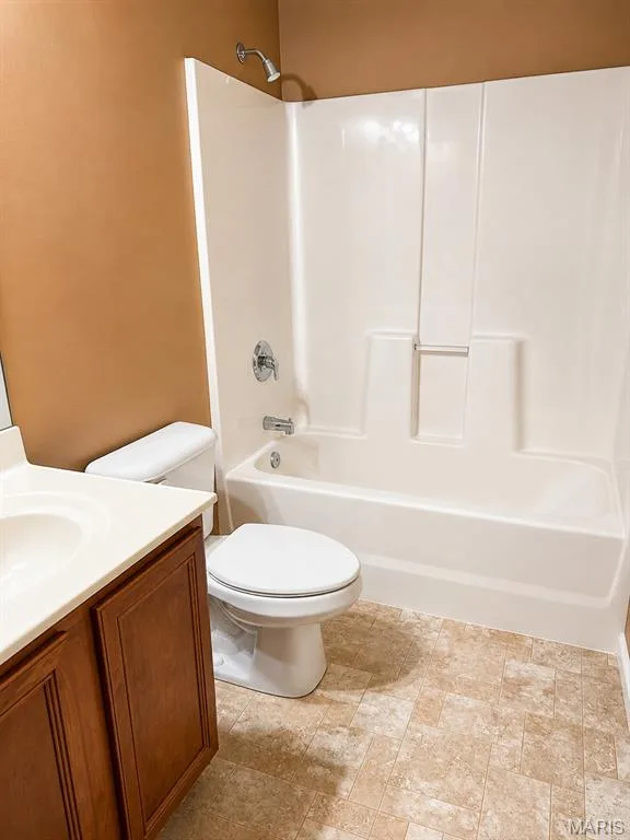 Main Bathroom — 620 Grayhawk Circle, Wentzville, MO 63385