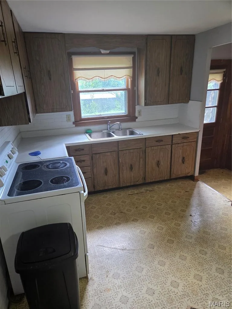906 Holly Place, St Charles, MO 63301 — listing photo 1 of 16