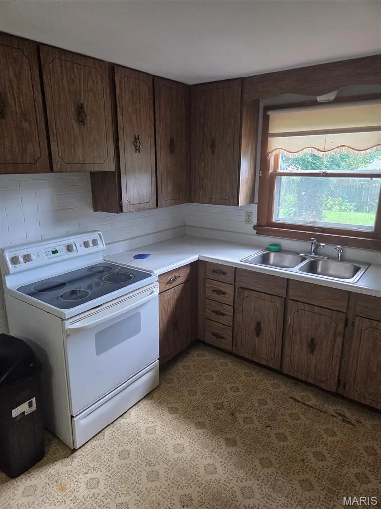 906 Holly Place, St Charles, MO 63301 — listing photo 2 of 16