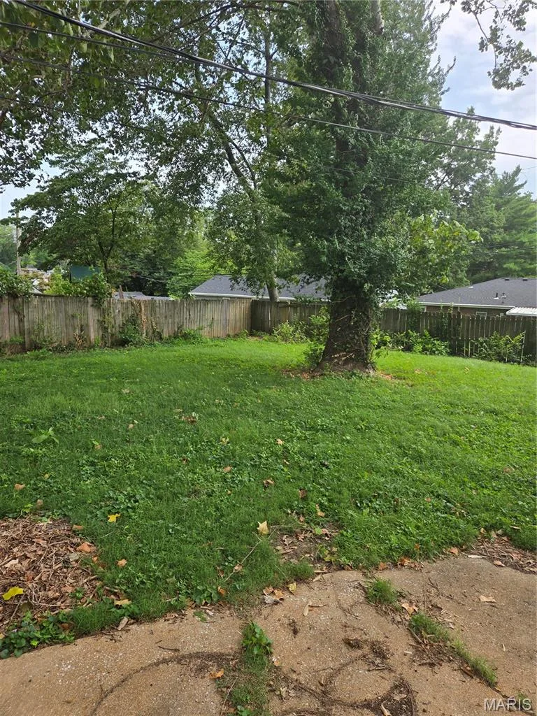 906 Holly Place, St Charles, MO 63301 — listing photo 4 of 16