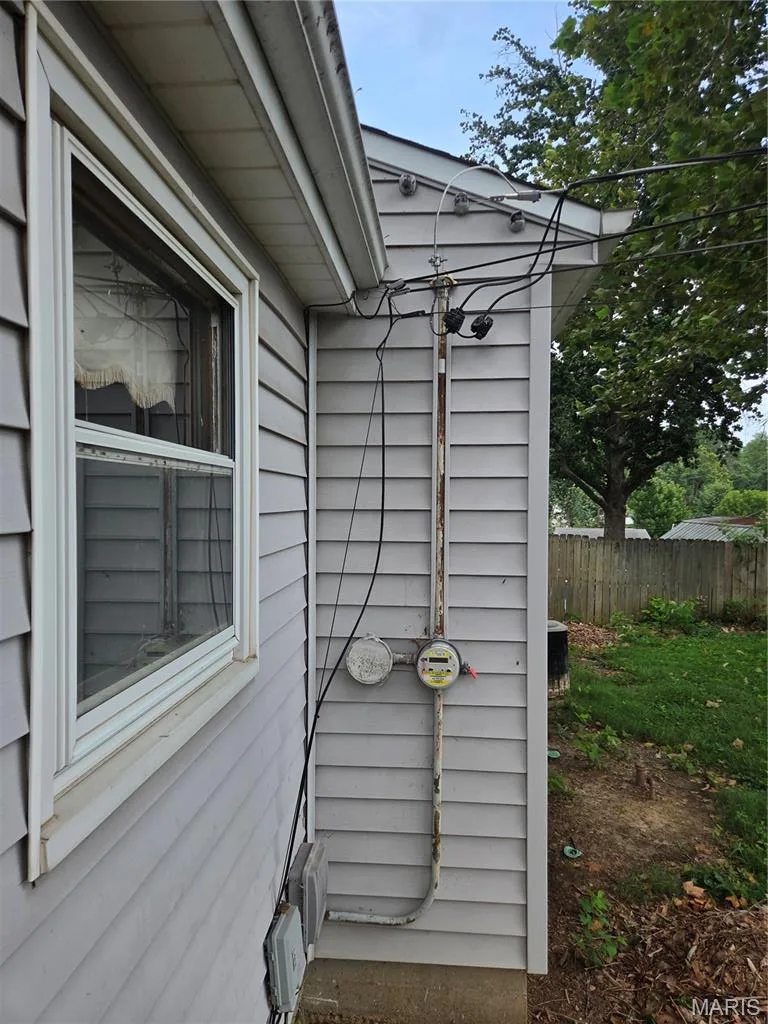 906 Holly Place, St Charles, MO 63301 — listing photo 5 of 16
