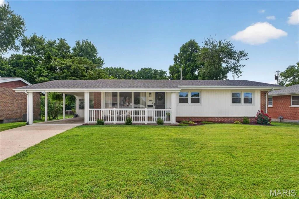 2609 W Adams Street, St Charles, MO 63301 — listing photo 1 of 30