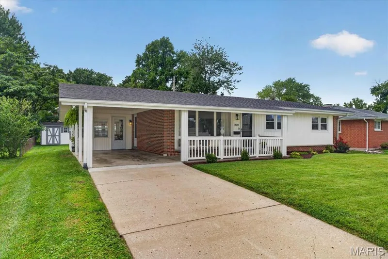 2609 W Adams Street, St Charles, MO 63301 — listing photo 2 of 30