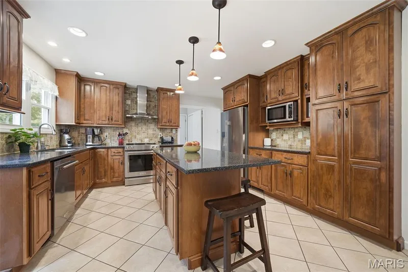 15011 Ridge Lake Drive, Chesterfield, MO 63017 — listing photo 2 of 29