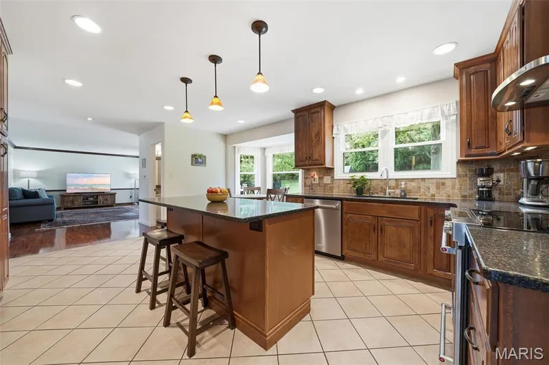 15011 Ridge Lake Drive, Chesterfield, MO 63017 — listing photo 3 of 29