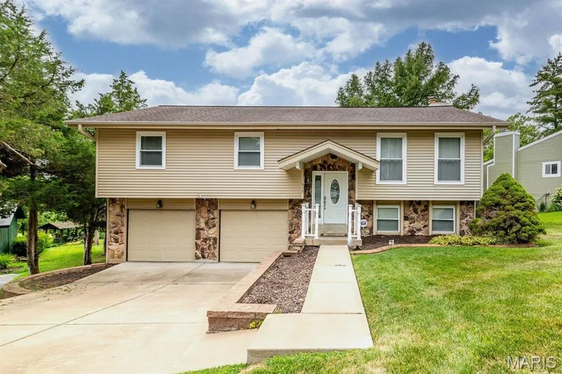 813 Edgewood Drive, Lake St. Louis, MO 63367 — listing photo 1 of 51