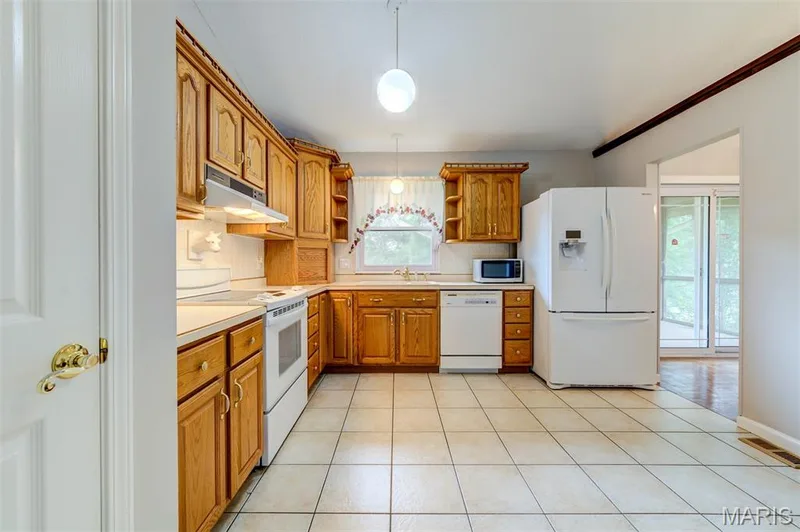 813 Edgewood Drive, Lake St. Louis, MO 63367 — listing photo 17 of 51