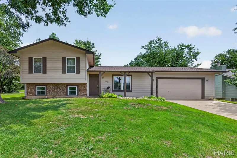 612 Lakewood Drive, Lake St. Louis, MO 63367 — listing photo 2 of 44