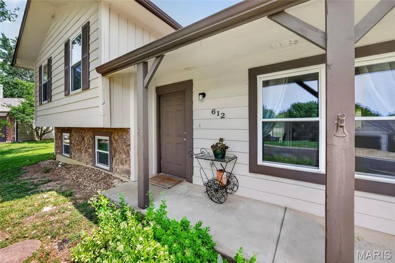 612 Lakewood Drive, Lake St. Louis, MO 63367 — listing photo 3 of 44