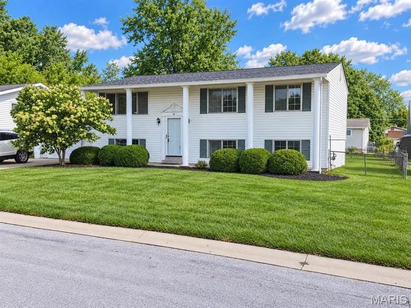 16 Saint Michael Drive, St Peters, MO — listing photo 1