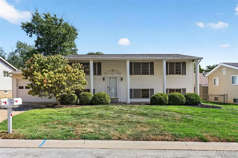 16 Saint Michael Drive, St Peters, MO 63376 — listing photo 3 of 42