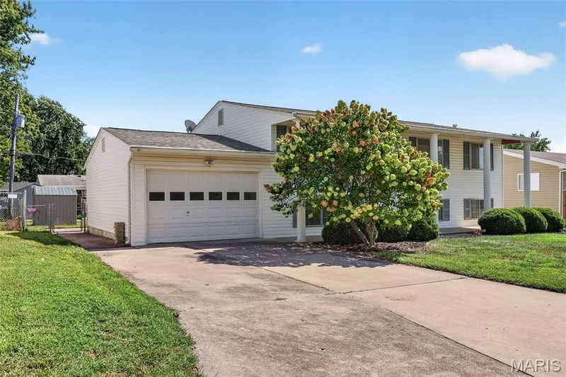 16 Saint Michael Drive, St Peters, MO 63376 — listing photo 2 of 42