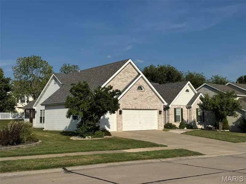 727 Hawk Run Drive, O'Fallon, MO 63368 — listing photo 2 of 57