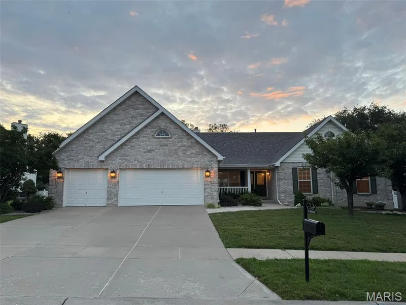 727 Hawk Run Drive, O'Fallon, MO 63368 — listing photo 3 of 57
